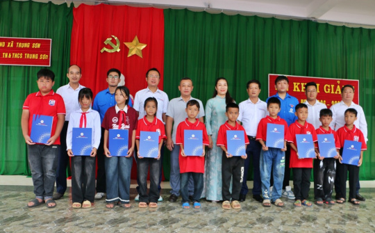 Thủy điện Trung Sơn trao hỗ trợ học sinh có hoàn cảnh khó khăn tại xã Trung Sơn nhân dịp khai giảng năm học mới