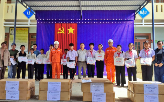 Trước thềm năm học mới: Thủy điện A Vương tiếp sức đến trường tại vùng cao xã Bến Hiên