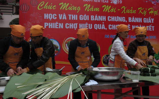 Ấm áp ngày hội thi gói bánh chưng tại May 10