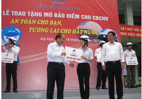 May 10 phát mũ bảo hiểm đạt chuẩn chất lượng cho người lao động 