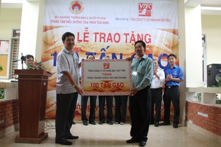 May Việt Tiến tài trợ 100 tấn gạo cho Trung tâm Điều dưỡng tâm thần Tân Định