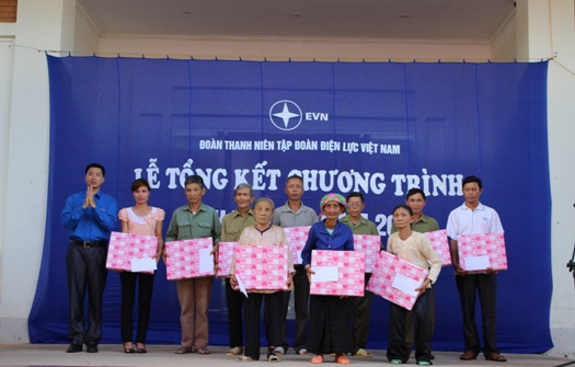 Chương trình Mùa hè xanh tình nguyện EVN 2013: Mang ánh sáng đến với bà con vùng cao