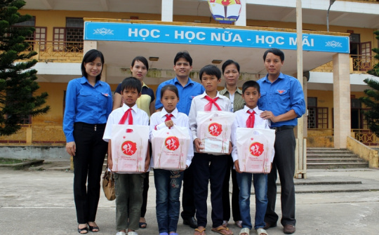 Đoàn TN Công ty than Mạo Khê – TKV:  thăm và tặng quà trẻ em Nhân dịp Tết Trung thu