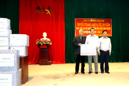 Công ty CP Ngân Sơn trao quà cho trẻ em nghèo
