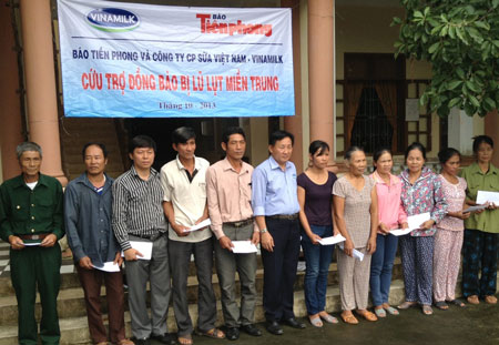 Vinamilk hỗ trợ đồng bào miền Trung bị bão lụt
