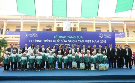 Quỹ sữa Vươn cao Việt Nam năm 2013:  Tặng 42.000 ly sữa cho trẻ em nghèo tỉnh Phú Thọ 