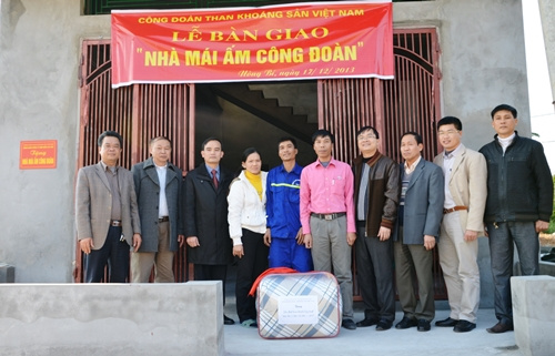 Bàn giao nhà "Mái ấm Công đoàn"