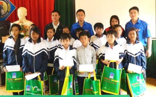 PVFCCo Central trao học bổng cho học sinh nghèo miền Trung
