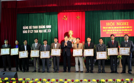 Đảng ủy than Mạo khê khen thưởng gần 230 triệu đồng cho nhiều tập thể, cá nhân tiêu biểu xuất sắc