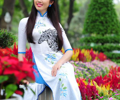 NTK Việt Hùng sáng tạo áo dài in hình ngựa 