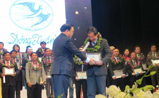 Dệt kim Đông Xuân đón nhận Huân chương Độc lập hạng Nhất