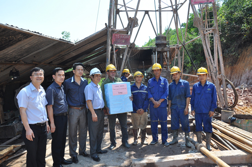 Công đoàn TKV thăm, tặng quà công nhân lao động