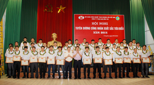 Than Nam Mẫu tuyên dương công nhân xuất sắc tiêu biểu
