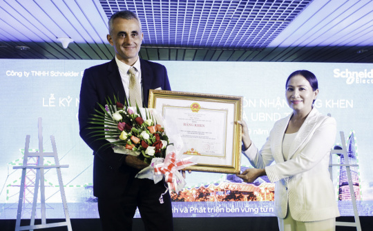 Công ty Schneider Electric Việt Nam đón nhận Bằng Khen của Thủ tướng Chính phủ