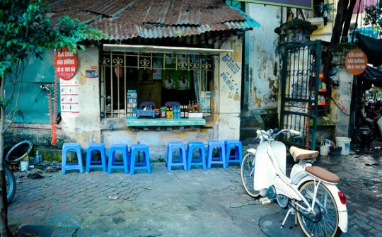 Những chiếc ghế nhựa kể câu chuyện về cuộc sống người Việt Nam