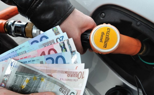 Lần đầu tiên trong hơn một năm, giá dầu tụt xuống dưới 90 USD/thùng