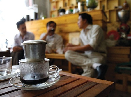 Văn hóa uống cà phê của người Sài Gòn lên báo Anh