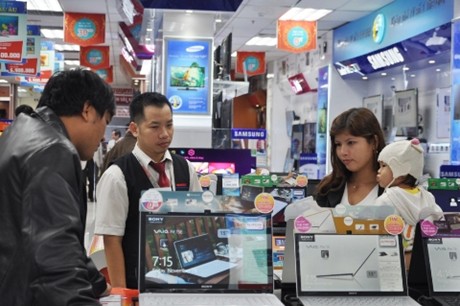 Sức cầu tháng 10 cải thiện nhờ giá xăng giảm