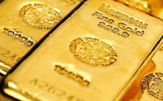 Giá vàng giảm 2% do giới đầu tư bán cắt lỗ