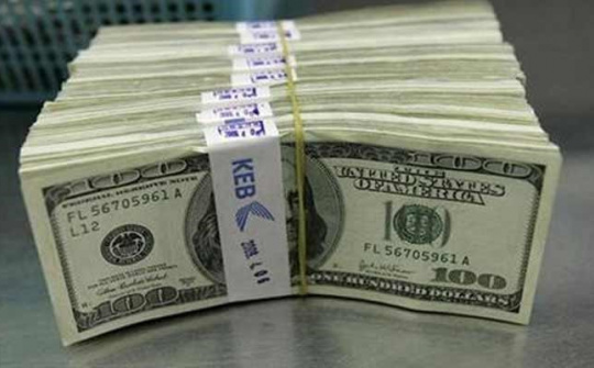 Đồng USD giảm nhẹ trước khả năng Fed sớm nâng lãi suất