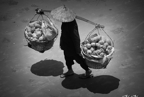 Phụ nữ Việt và đôi quang gánh