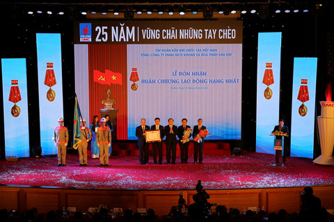 Tổng Công ty DMC đón nhận phần thưởng cao quý