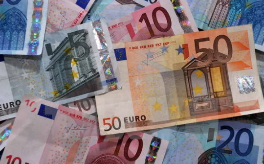 Đồng euro tiếp tục giảm xuống mức thấp kỷ lục mới trong 12 năm
