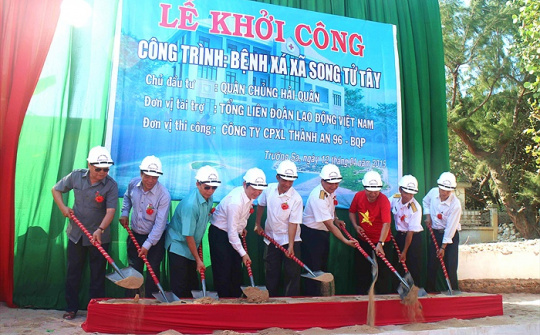 Thăm, tặng quà quân, dân huyện đảo Trường Sa