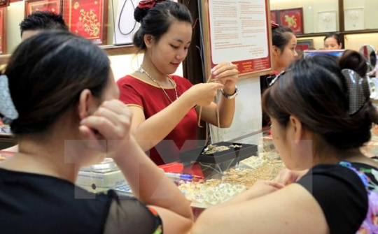 Giá vàng thế giới tăng mạnh thu hẹp chênh lệch với trong nước