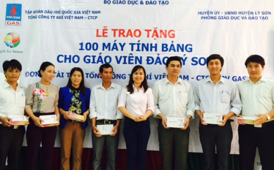 PV GAS trao tặng 100 máy tính bảng cho giáo viên huyện đảo Lý Sơn 