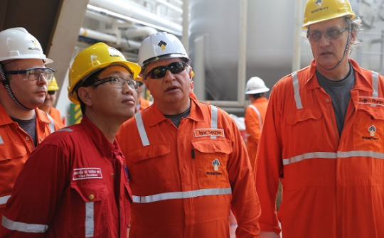 Lãnh đạo Tập đoàn Rosneft và Tập đoàn Dầu khí Việt Nam thăm giàn khoan thăm dò ngoài khơi Việt Nam
