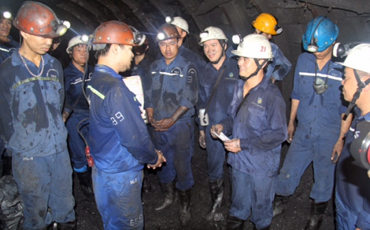 Công đoàn TKV thăm tặng quà CB CNVC-LĐ Công ty Xây dựng mỏ Hầm lò II-TKV