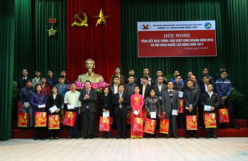 Than Nam Mẫu tặng sổ tiết kiệm và quà Tết cho công nhân có hoàn cảnh khó khăn