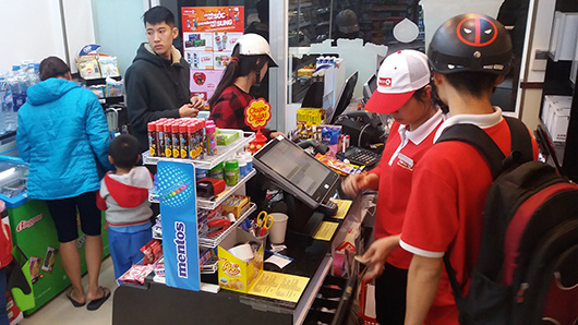 Cửa hàng tiện lợi hút khách hàng trẻ
