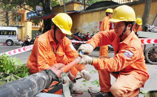 EVN HANOI: Đảm bảo an toàn điện trong mùa mưa bão