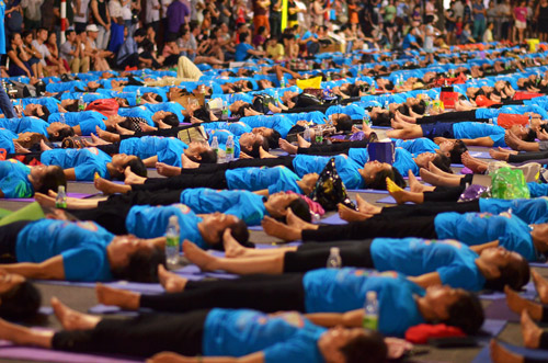 Hàng trăm người đồng diễn Yoga tại Hà Nội
