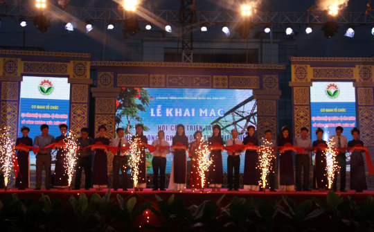 Hội chợ, triển lãm hàng công nghiệp nông thôn tiêu biểu khu vực miền Trung - Tây Nguyên năm 2017 thu hút gần 400 gian hàng