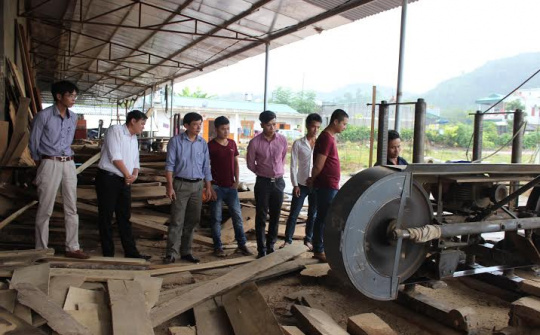Lai Châu: Đổi mới công nghệ sản xuất trong chạm khắc gỗ