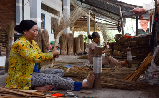 Ancestral craft villages struggle to survive 