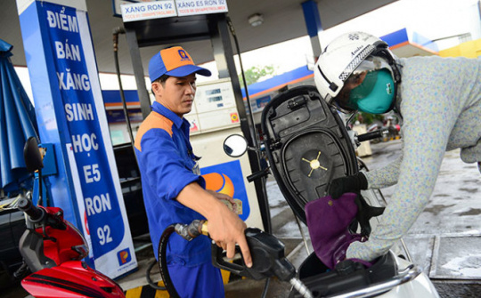Petrol prices go up to 17,486 VND per litre 