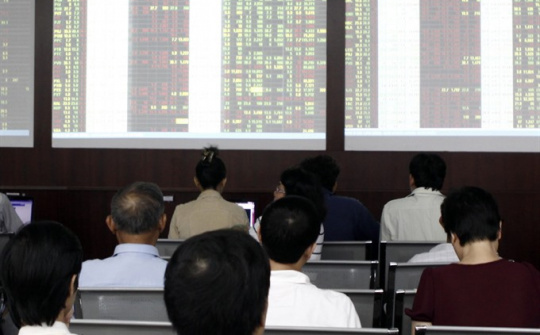 VN Index retreats from 9-year high 