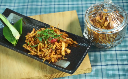 Khô gà lá chanh gây nghiền