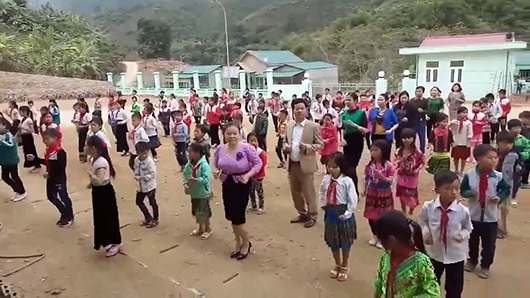 Thầy trò Mường Lát cùng nhau Cha Cha Cha