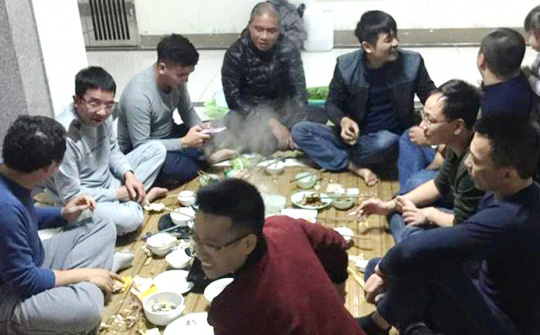 Mang bát đũa đi... tất niên