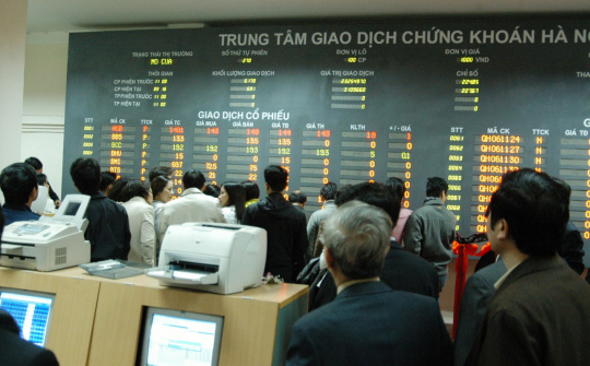 Thị trường chứng khoán Việt Nam vượt đỉnh: Thời khắc lịch sử và “làn gió chướng”