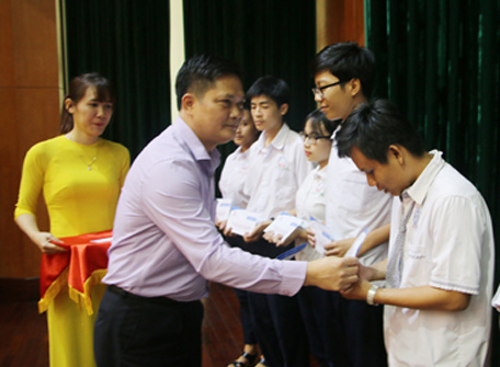 Công ty TNHH MTV Thép Miền Nam - VSTEEL: Trao 200 suất học bổng cho học sinh nghèo