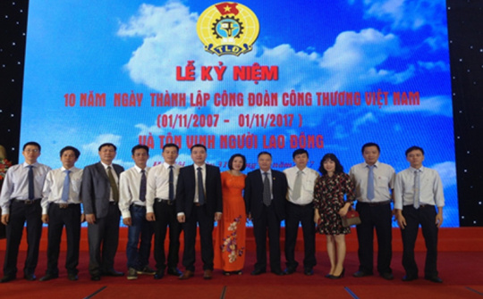 Tôn vinh công nhân tiêu biểu trong lễ kỷ niệm 10 năm Công đoàn Công Thương Việt Nam