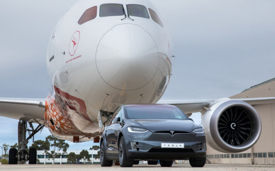 Chiếc xe điện nào có thể kéo được cả một máy bay Boeing 787 nặng 130 tấn?
