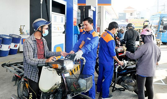 Xăng E5 RON92 giảm 224 đồng/ lít