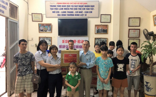 May Nhà Bè tặng quà Trung tâm Dạy nghề nhân đạo Linh Quang
